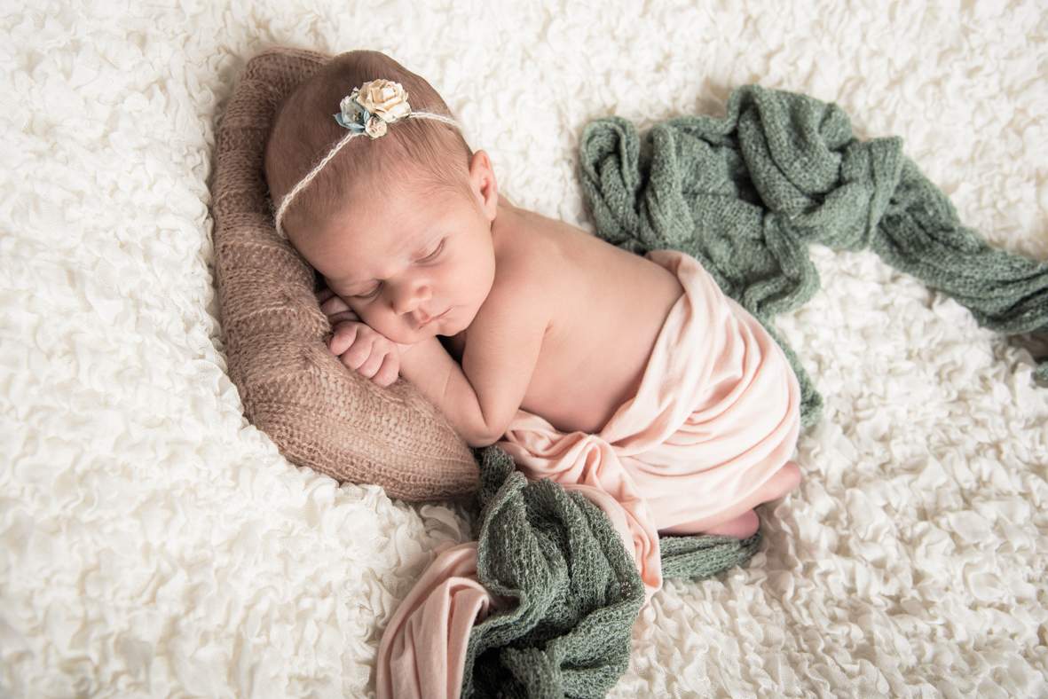 Newbornshooting_greenrose