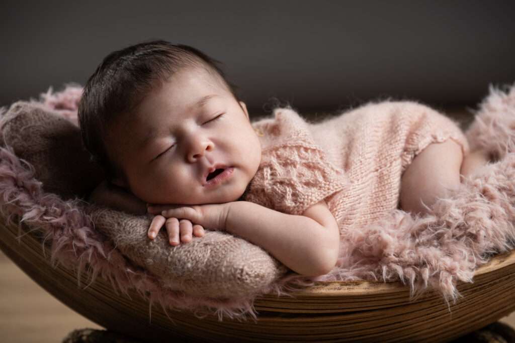 Newbornshooting_Palmblatt_Bauch